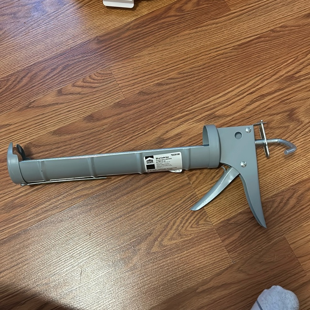 NWT, 30oz Caulk Gun